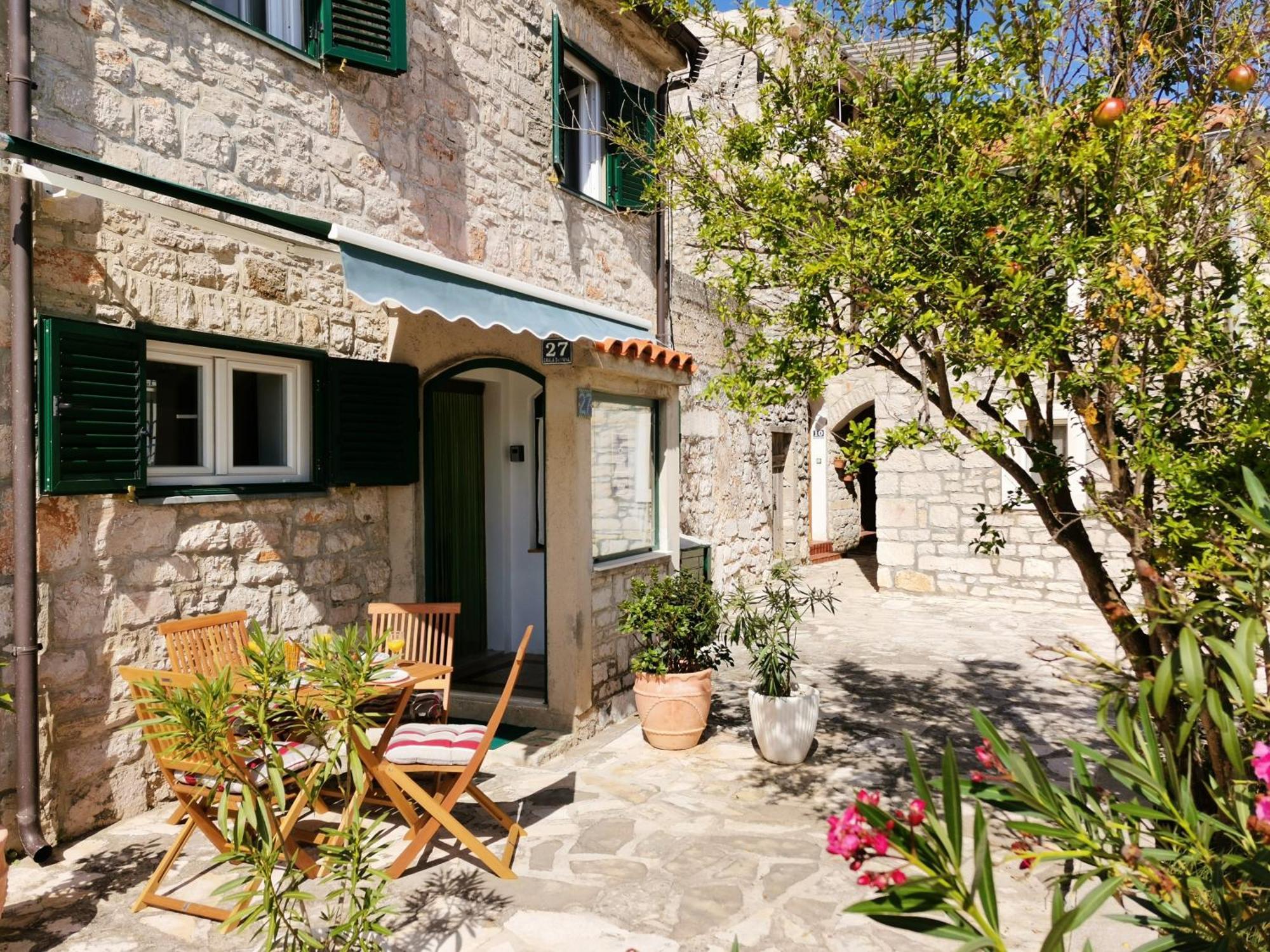 Charming Traditional Townhouse - Holiday Home Kata Jezera Εξωτερικό φωτογραφία