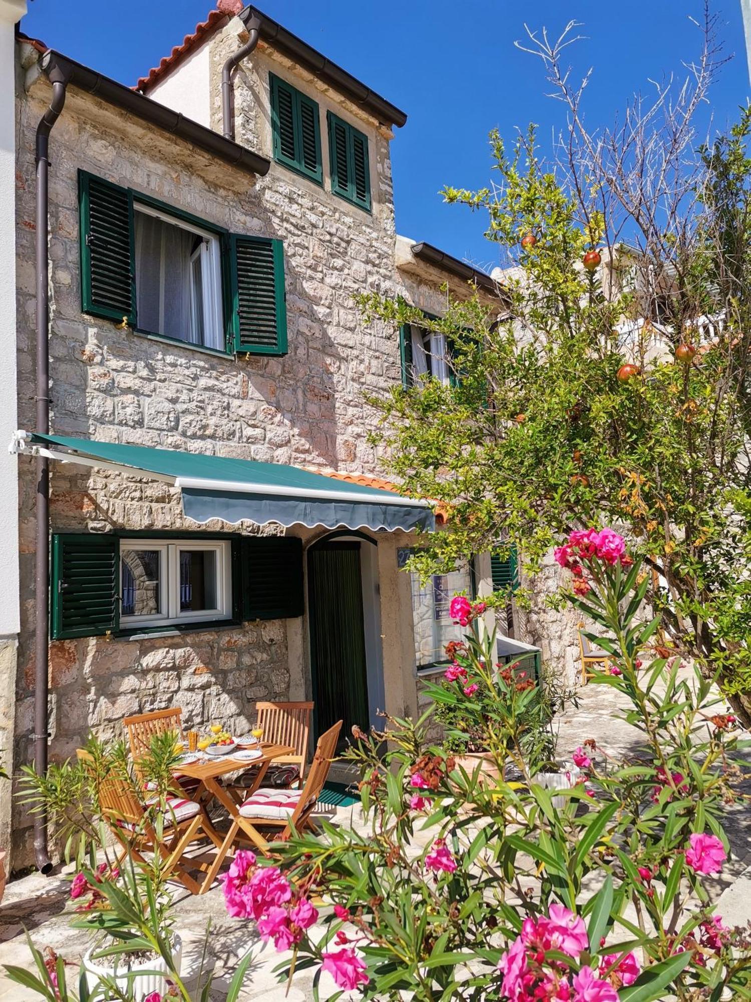 Charming Traditional Townhouse - Holiday Home Kata Jezera Εξωτερικό φωτογραφία