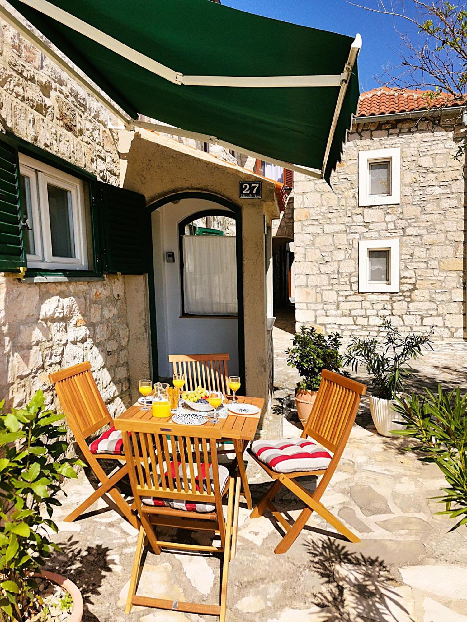 Charming Traditional Townhouse - Holiday Home Kata Jezera Εξωτερικό φωτογραφία